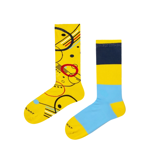 alt
Un par de calcetines Takapara coloridos: uno con un patrón geométrico abstracto en amarillo, negro y rojo, y el otro con bloques de color en azul marino, amarillo y azul claro.