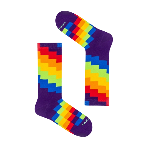 Par de Takapara: calcetines con patrón zigzag multicolor y tonos arcoíris sobre fondo morado, diseñados para un estilo vibrante y elegante.