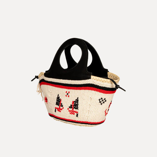 Entrudo-Handtasche mit gewebtem cremefarbenem Grundton, roten und schwarzen geometrischen Mustern, schwarzen Ledergriffen und strukturierter, abgerundeter Form.